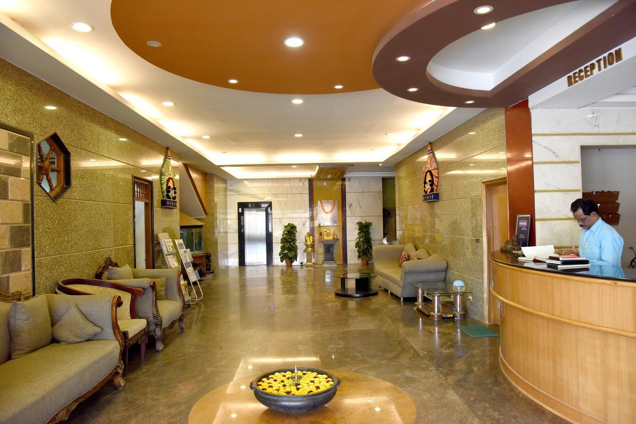 אודופי Hotel Sharada International מראה חיצוני תמונה
