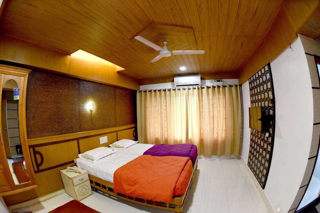 אודופי Hotel Sharada International מראה חיצוני תמונה