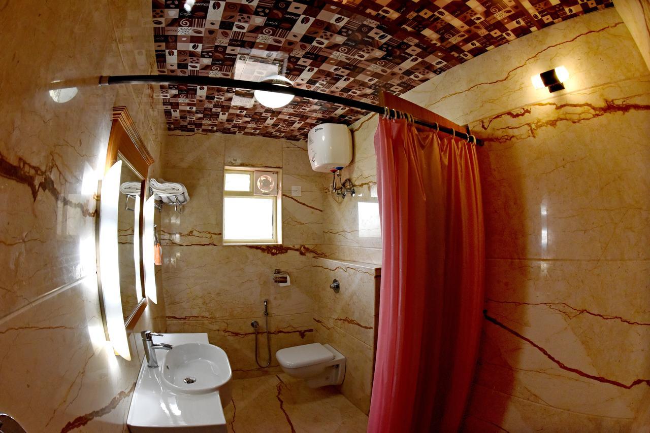 אודופי Hotel Sharada International מראה חיצוני תמונה