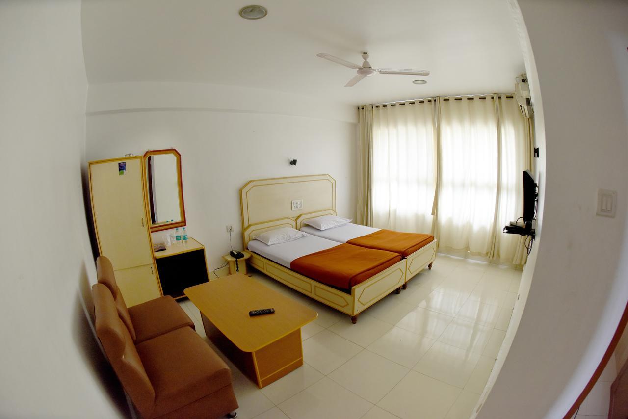 אודופי Hotel Sharada International מראה חיצוני תמונה