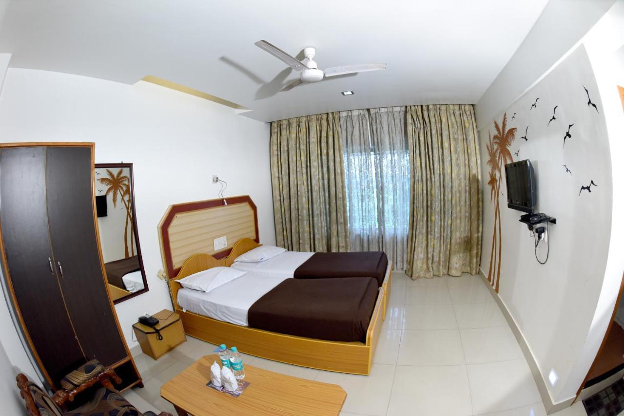 אודופי Hotel Sharada International מראה חיצוני תמונה