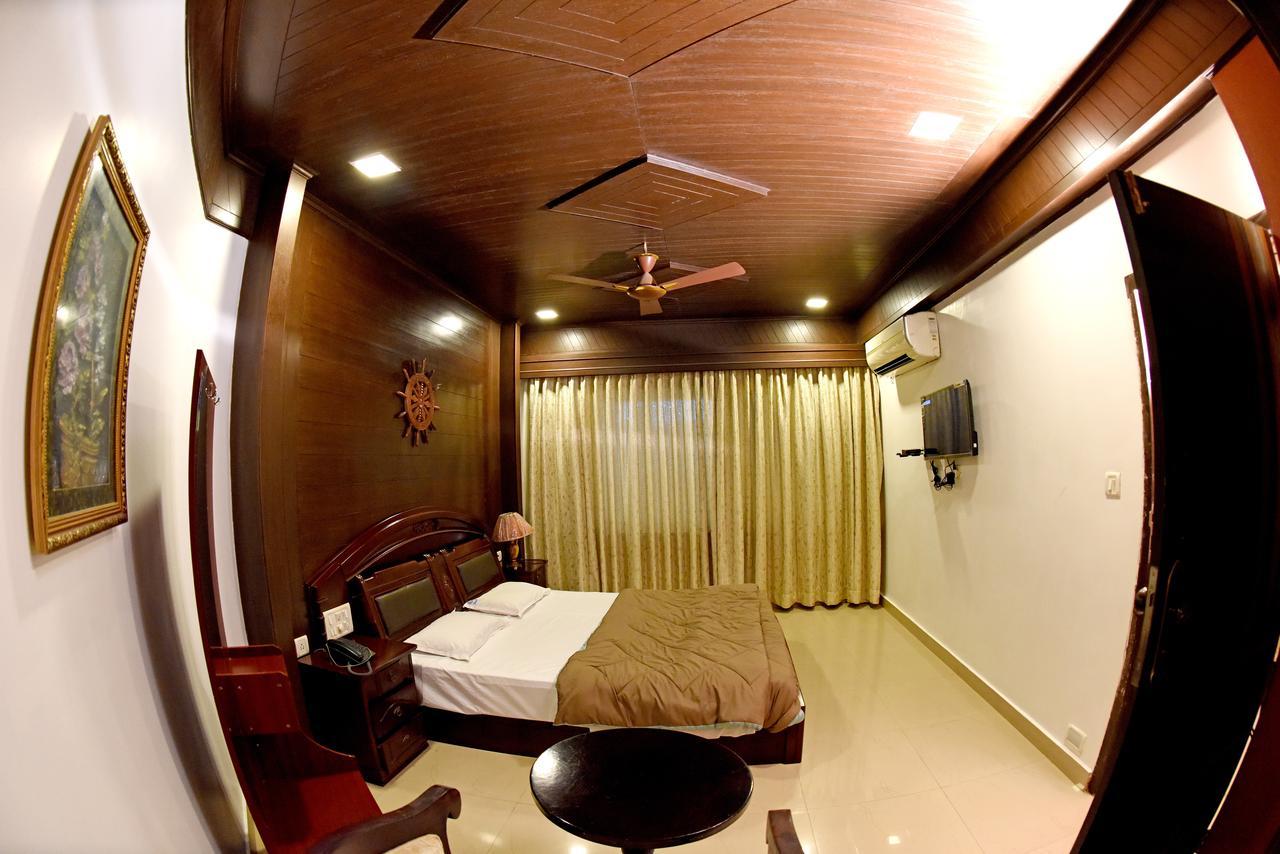 אודופי Hotel Sharada International מראה חיצוני תמונה