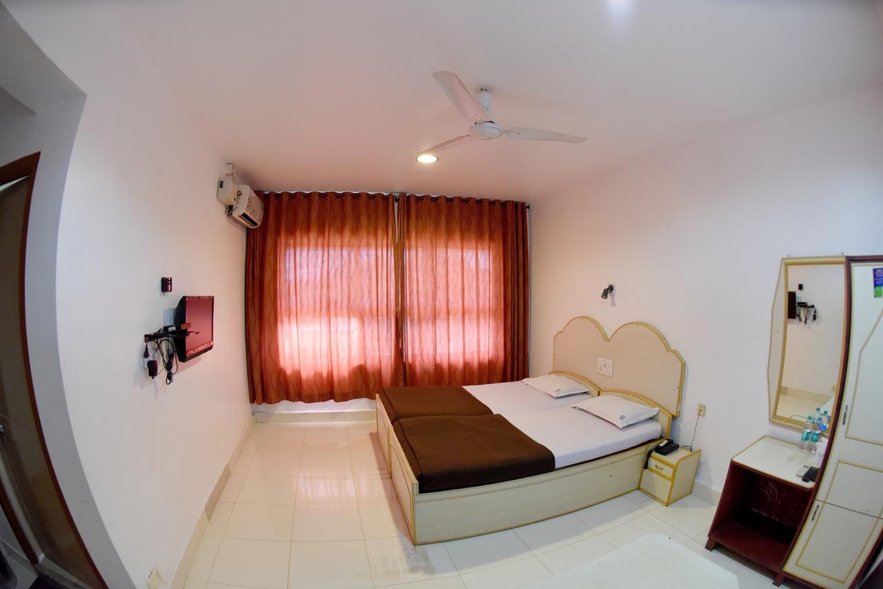 אודופי Hotel Sharada International מראה חיצוני תמונה