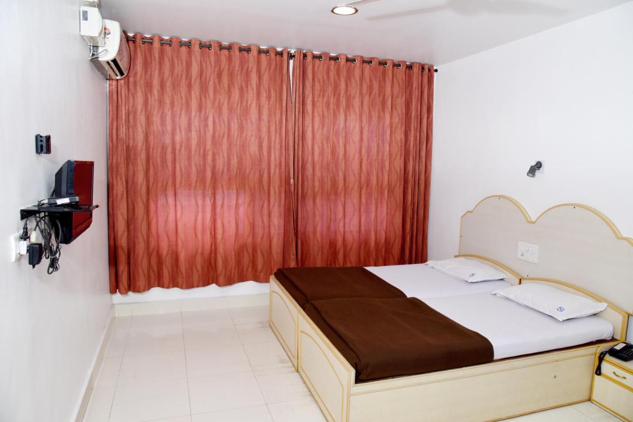 אודופי Hotel Sharada International מראה חיצוני תמונה