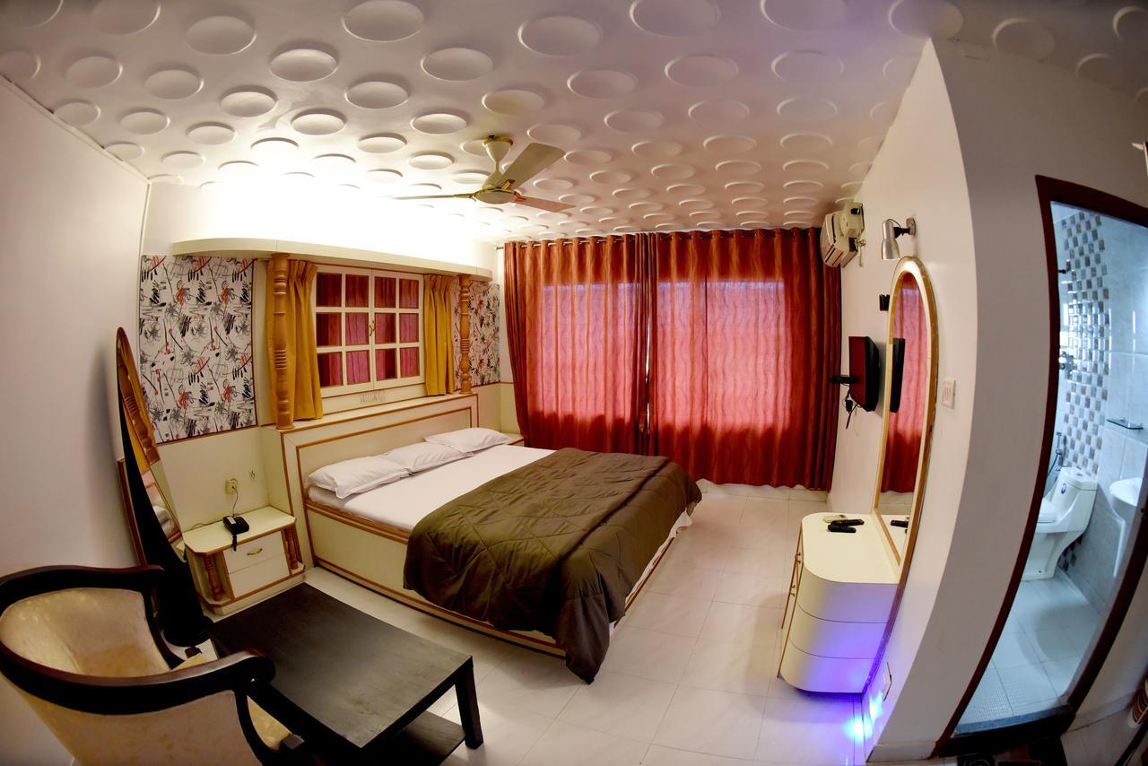 אודופי Hotel Sharada International מראה חיצוני תמונה