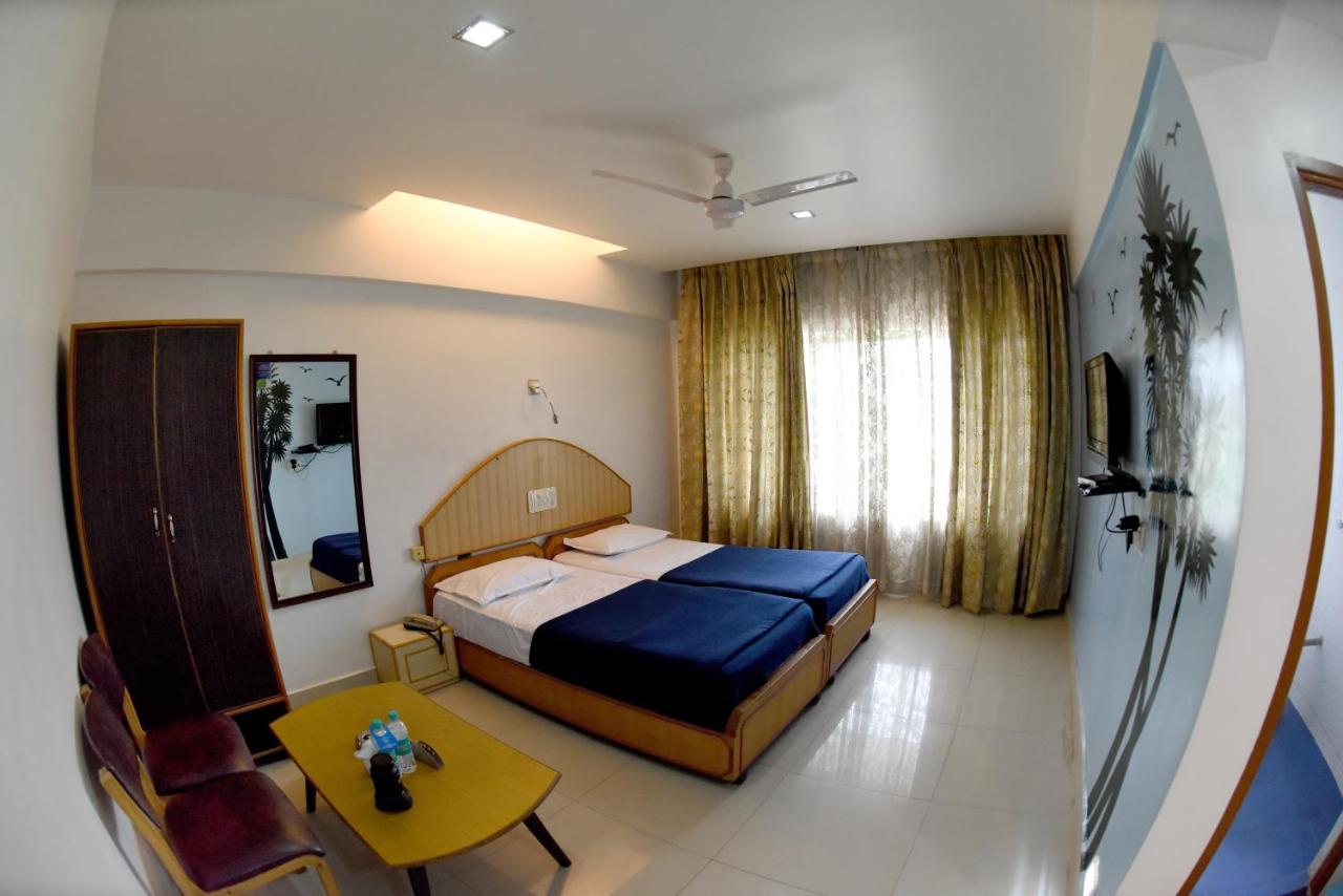 אודופי Hotel Sharada International מראה חיצוני תמונה