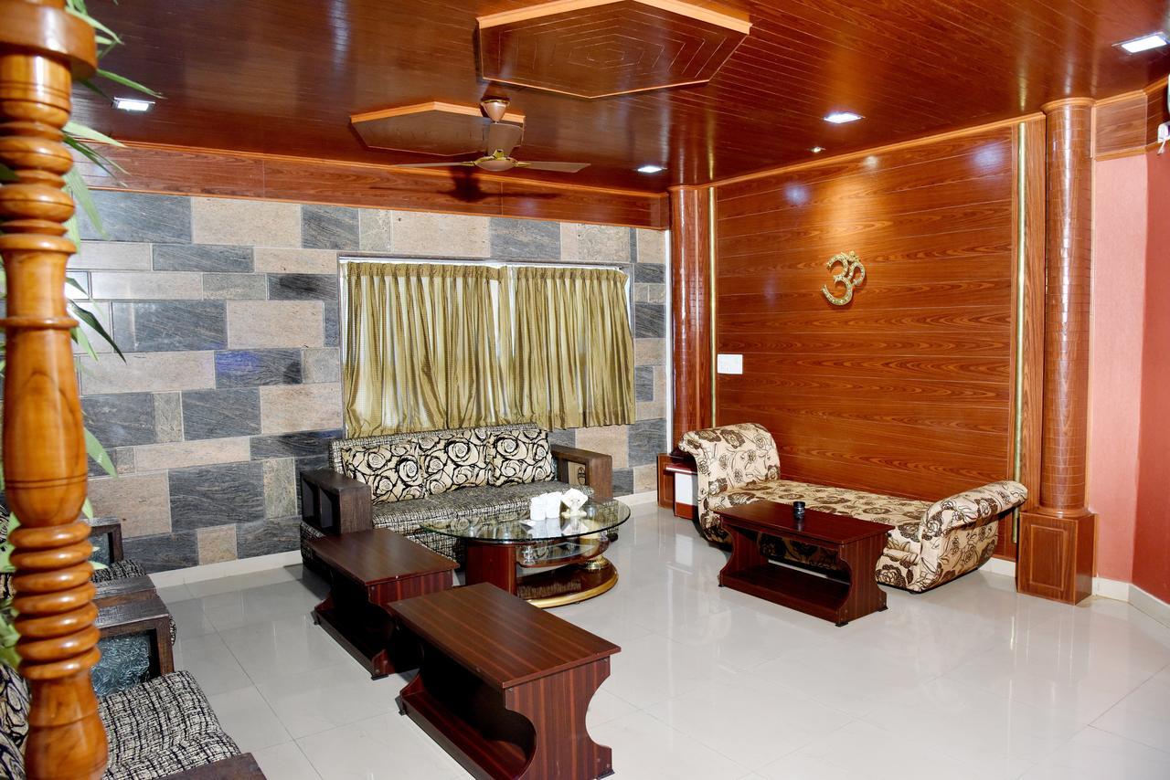 אודופי Hotel Sharada International מראה חיצוני תמונה
