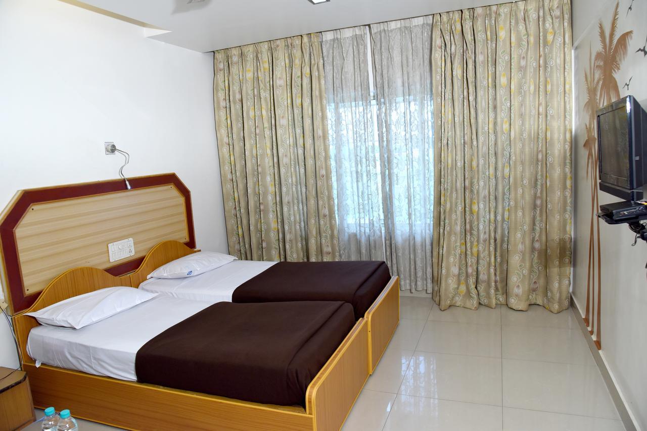אודופי Hotel Sharada International מראה חיצוני תמונה