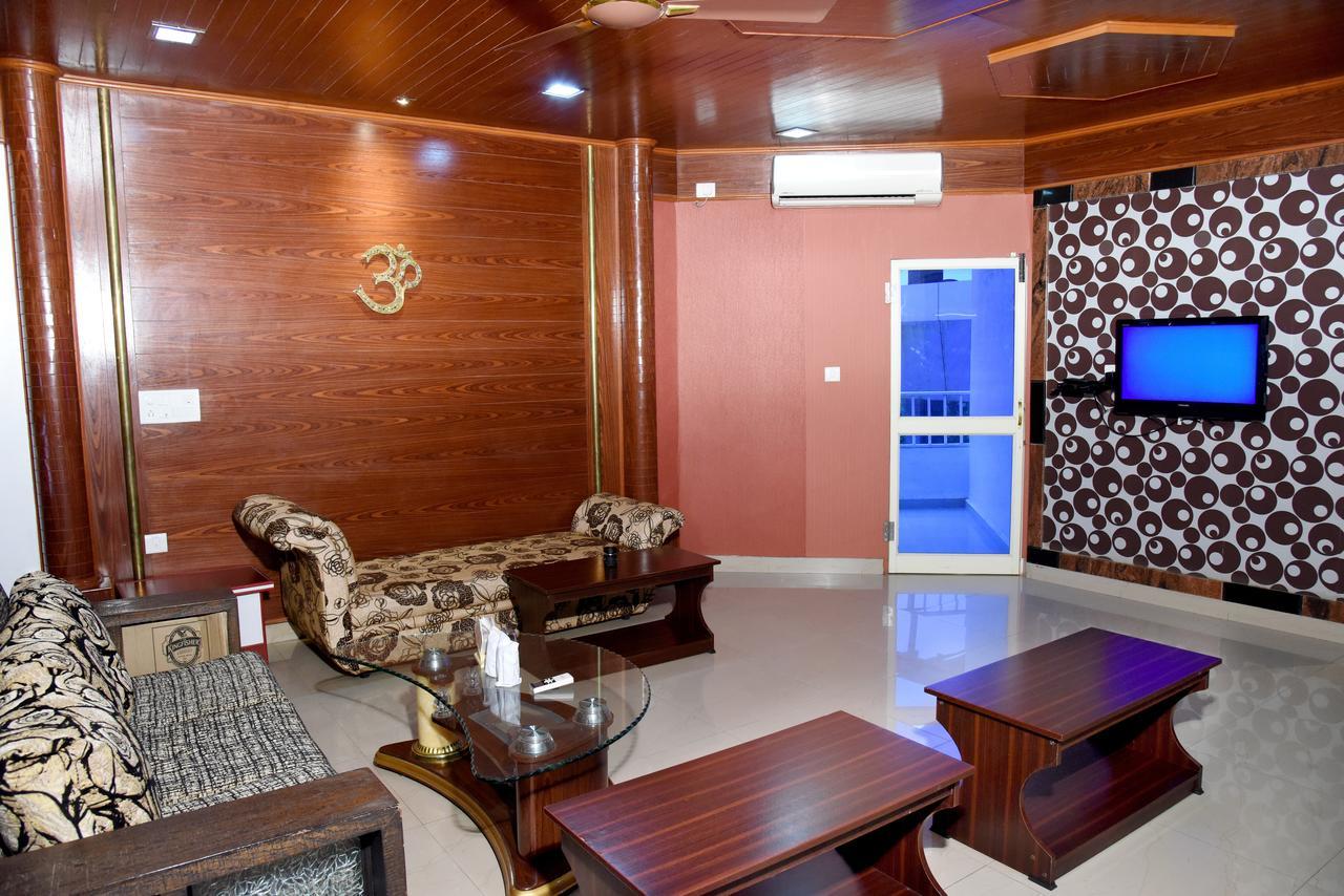אודופי Hotel Sharada International מראה חיצוני תמונה