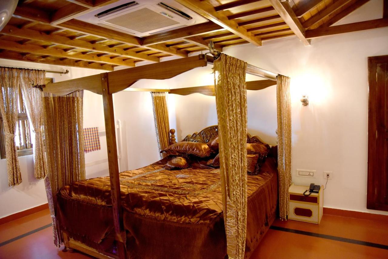 אודופי Hotel Sharada International מראה חיצוני תמונה