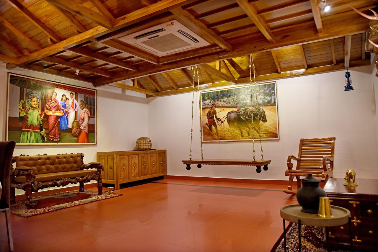 אודופי Hotel Sharada International מראה חיצוני תמונה