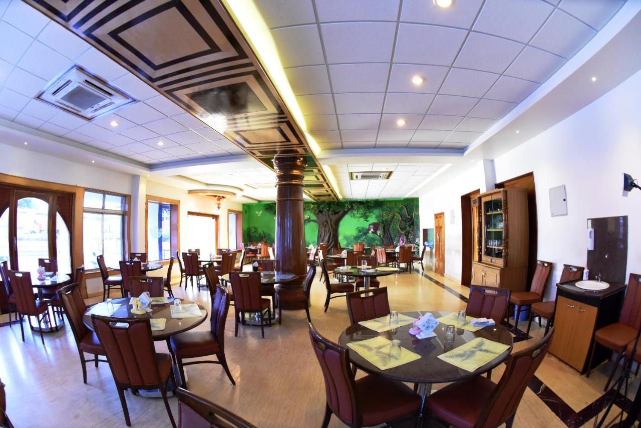 אודופי Hotel Sharada International מראה חיצוני תמונה