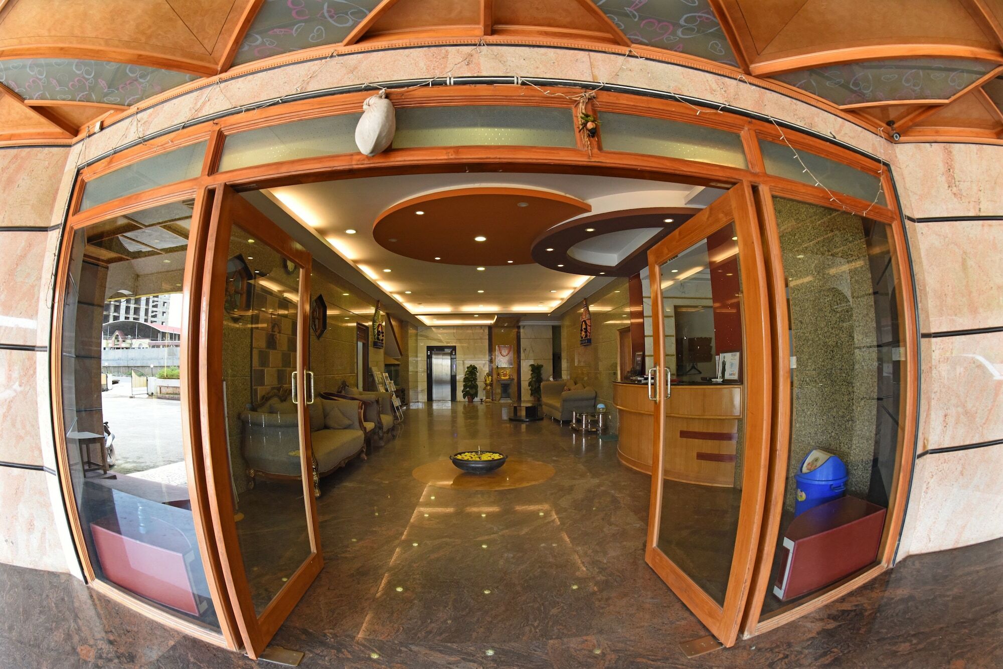 אודופי Hotel Sharada International מראה חיצוני תמונה